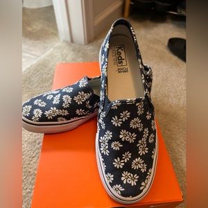 Daisy print Keds size 7